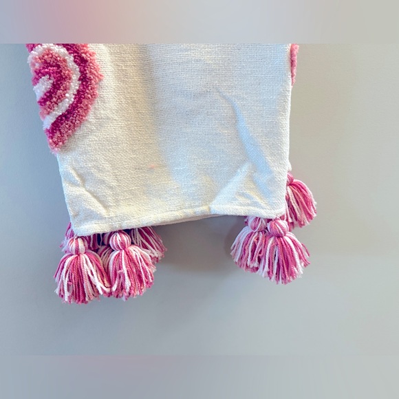 Cupcakes & Cashmere Valentine’s Day Heart 50x70 Throw Blanket NWT - Picture 4 of 4